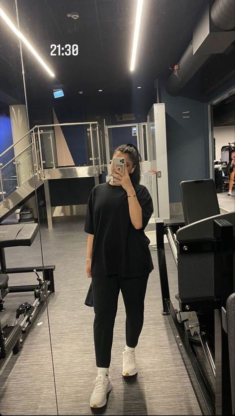 Gym Mirror Selfie, Modest Gym, Modest Gym Outfit, Summer Workout Outfits, Modele Fitness, Gymwear Outfits, Gym Crush, Gym Pictures, Gym Attire