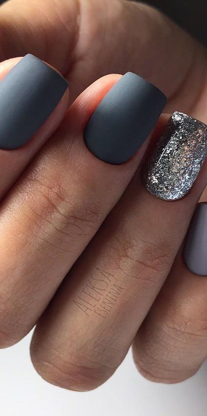 Matte Grey Nails With Glitter, Short Acrylic Nails Designs Matte, Matte Gray Nails With Glitter, Mat Grey Nails, Dip Nail Designs Matte, Diy Matte Nails, Dip Nail Ideas Matte, Matte Nails With Glitter Accent, Light Grey Matte Nails