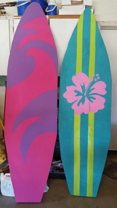 Luau Party Surf boards made out of styrofoam Surf Decorations Party, Diy Hawian Party Decorations, Luau Ceiling Decorations, Hawaiian Stage Decorations, Surfing Decor Ideas, Diy Surf Board Prop, Hawaii Theme Decorations, Hawaiin Decoration Ideas, Hawian Themed Party