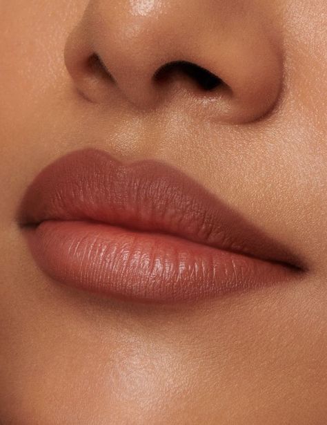 Two Toned Lips Natural, Two Toned Lips, Desired Lips, Natural Lip Shades, Everyday Makeup Essentials, Heart Lips, Bombshell Makeup, Lips Inspiration, Lip Shades