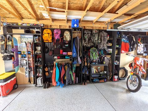 Adventure Storage Wall, Camping Gear Wall Storage, Camping Garage Storage, Mtb Gear Storage, Outdoor Sports Storage Ideas, Sports Gear Storage Garage, Pegboard Gear Wall, Garage Outdoor Gear Storage, Storage For Outdoor Gear