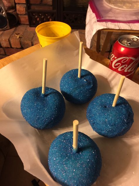 Exotic sparkle candied apples!😜😍😍 Candy Apples Aesthetic, Candied Apple Aesthetic, Glitter Candy Apples, Metallic Candy Apples, Candy Apples Sprinkles, Candied Grapes Recipe, Gourmet Candy Apples, Candied Apples, Candy Fruit