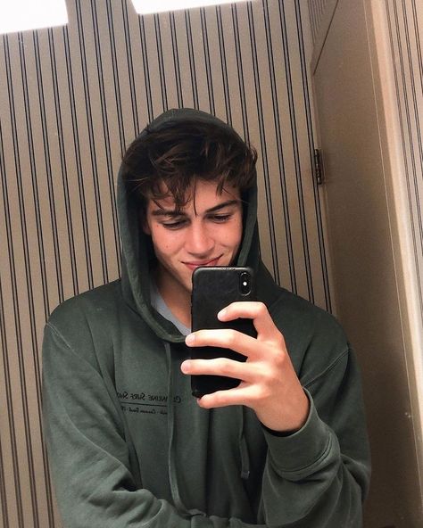 Discovered by ``𝐿𝑒𝓃𝑒 ``. Find images and videos about boys and mirror selfie on We Heart It - the app to get lost in what you love. Hommes Grunge, Rafael Miller, Skater Boys, Grunge Boy, Aesthetic Boy, Tumblr Boys, Skateboard Art, The Perfect Guy, Teenage Boys