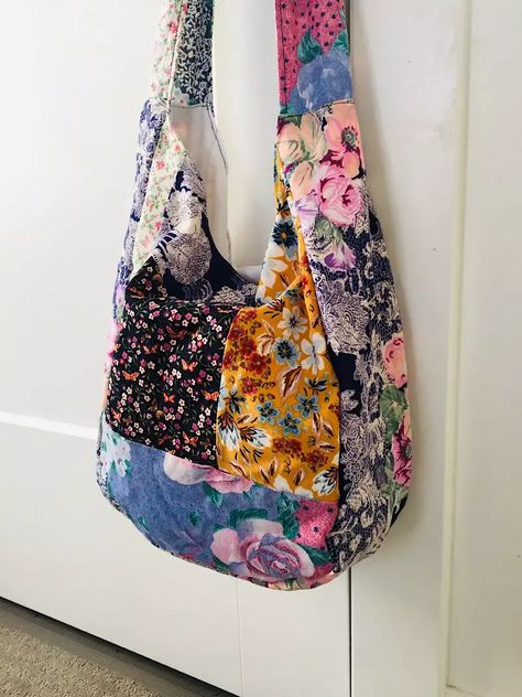 Learn how to make an easy boho bag with scraps of fabric and a free pattern. This beginner-friendly project is perfect for anyone who wants to add a touch of personality to their Free Boho Bag Pattern Sewing, Easy Hobo Bag Pattern Free, Boho Crossbody Bag Pattern, Crossbody Purse Free Pattern, Hobo Crossbody Bag Pattern, Cross Body Purse Pattern Free, Small Quilted Projects Free Patterns, Crossbody Hobo Bag Patterns, How To Sew A Crossbody Bag