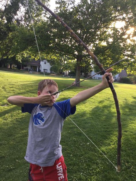 Are you looking for ways to make a bow and arrows for hunting, camping, gaming, or just for the fun of it? Here is an amazing DIY, with 25 guides that will help you build a simple, inexpensive, functional bow and arrow effortlessly. Some people can practically build this by themselves without the help of any guide, but to get it right and make a bow and arrow that lasts, you’ll need some direction and instructions. #Arrow #bow Water Balloon Party, Homemade Bow And Arrow, Cabin Indoor, Wooden Bow And Arrow, Diy Bow Holder, Bows Archery, Arrows Diy, Merida Cosplay, Sling Bow