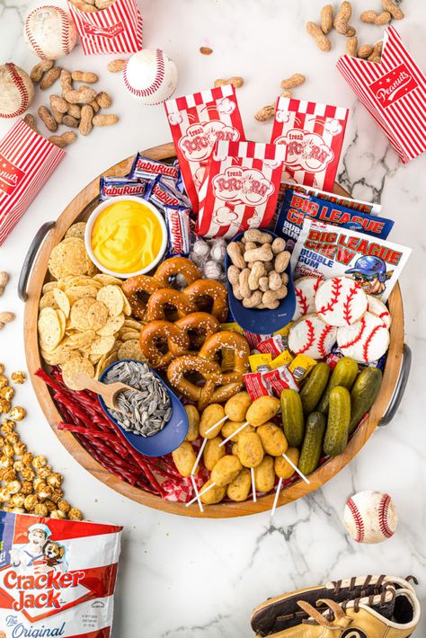 Sports Charcuterie Board Ideas, Baseball Birthday Party Food Ideas, Baseball Party Food Appetizers, Softball Charcuterie Board, Baseball Theme Charcuterie Board, Sports Charcuterie Board, Softball End Of Season Party, Basketball Charcuterie Board, Sports Themed Party Food