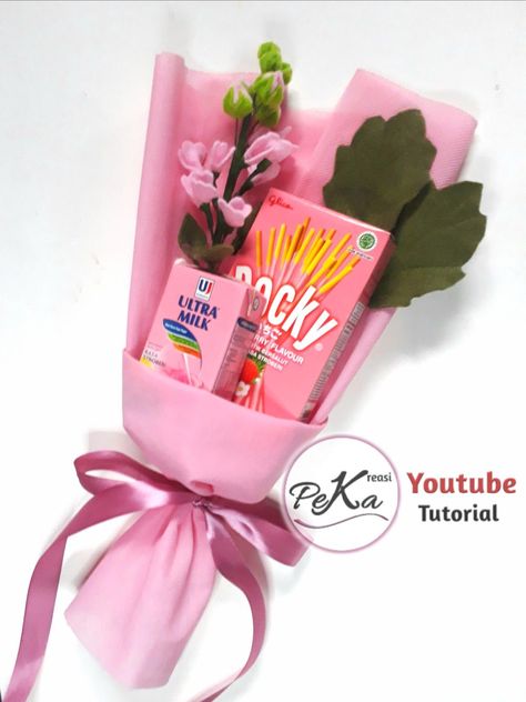 Inspiring pink snack bouquetTutorial on YouTube channel Kreasi PeKa Birthday Snack Box Gift Pink, Gift Box Snack, Birthday Bouquet Diy, Snack Bucket Gift, Bucket Snack Ideas, Diy Buket Snack, Tutorial Bucket Snack, Bucket Snack Pink, Pocky Bouquet