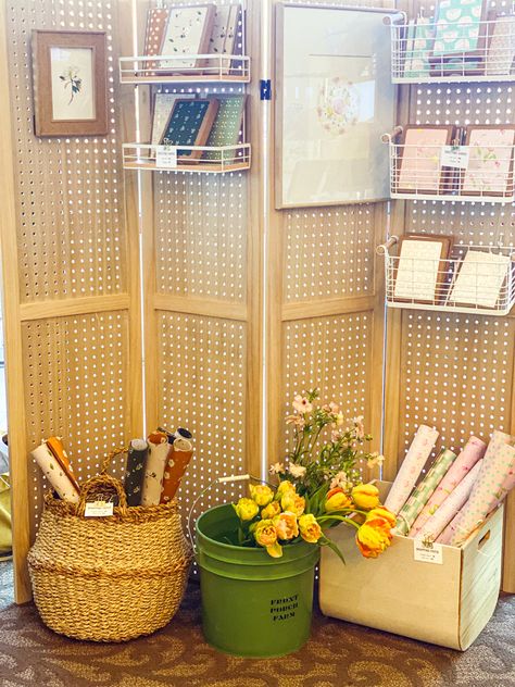 Set Up For Vendor Booth, Trifold Pegboard Display, Tabletop Booth Display, Pegboard Craft Fair Display, Indoor Art Booth Display Ideas, Small Booth Display Ideas Vendor, Grid Wall Display Craft Show Booth Ideas, Pegboard Display Ideas, Peg Board Market Display