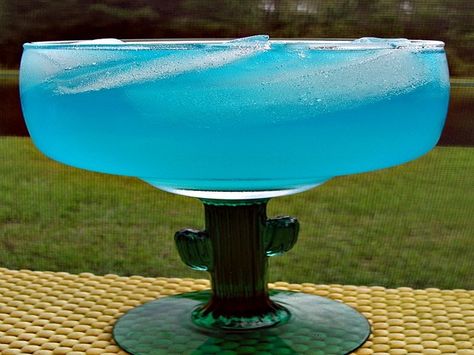 This drink is soooo refreshing in the good ol summertime! And a cool shade of blue too! Strawberry Slushies, Vodka Lemonade Drinks, Curacao Drink, Vodka Slush, Vodka Blue, Alcholic Drinks, Birthday Menu, Vodka Lemonade, Sour Mix