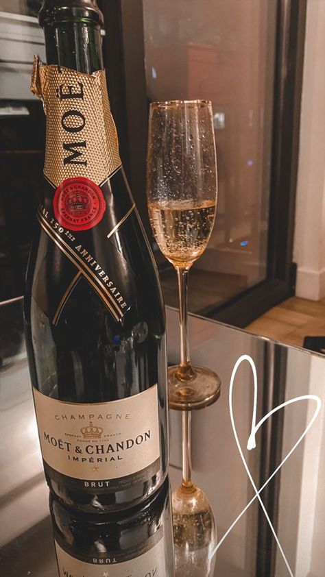 Champagne Wallpaper Iphone, Alcohol Party, Alcohol Aesthetic, Fancy Drinks, Story Ideas Pictures, Pretty Drinks, Wallpaper Iphone Disney, Instagram Photo Ideas Posts, Pink Girly Things