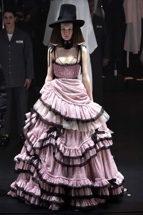 Gucci Fall/Winter 2020 | Gucci Fall/Winter 2020 Runway Show at Milan Fashion Week | POPSUGAR Fashion Photo 10 Runway Fashion Couture, 2020 Fashion Trends, Milano Fashion Week, Zac Posen, Mode Inspo, Mode Inspiration, Pastel Goth, Fancy Dresses, Milan Fashion Week