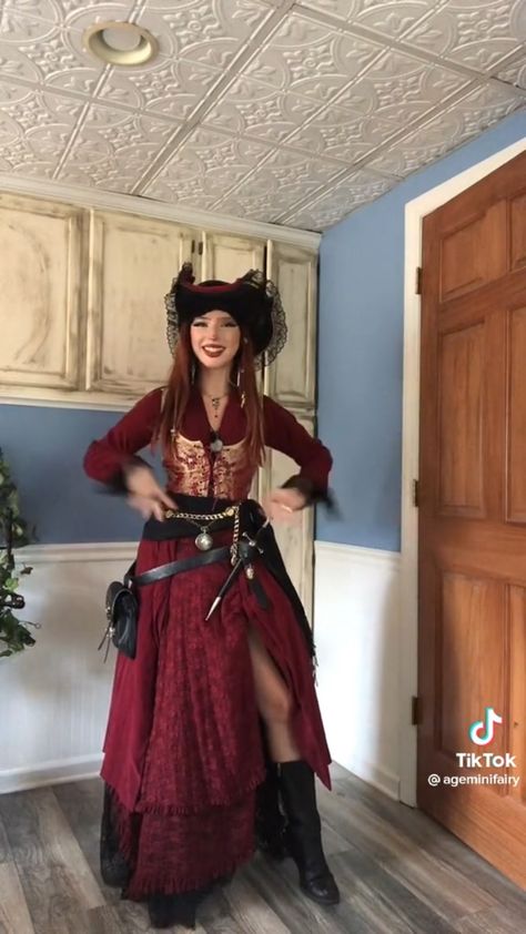 Pirate Outfit Skirt, Pirate Wench Costume Diy, Ageminifairy Pirate, Red Pirate Outfit, Pirate Outfits Female, Pirate Cosplay Female, Ren Fest Costumes Women, Ren Fest Pirate, Women Pirate Outfits