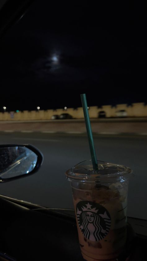 Starbucks Night Snap, Night Coffee Story, Coffee Night Instagram Story, Starbucks Aesthetic Night, Night Coffee Snap, Starbucks At Night, Night Snacks Aesthetic, Fake Foto, Night Coffee