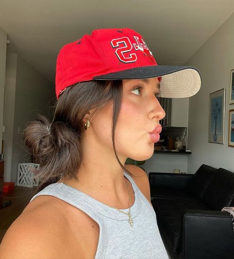 On the days when you want to do something a little more with your 'do, we've got you covered with four hairstyles to elevate your hat look. PC: @arud_ on Instagram Women In Hats Baseball Caps, Hair Up Hat Styles, Hair Ideas For Hats Style, Hay Hair Styles, Hairstyle In Hat, Updo Hat Hairstyles, Women’s Hat Hairstyles, Cute Hat Hairstyles For Work, Fitted Hat Hairstyles