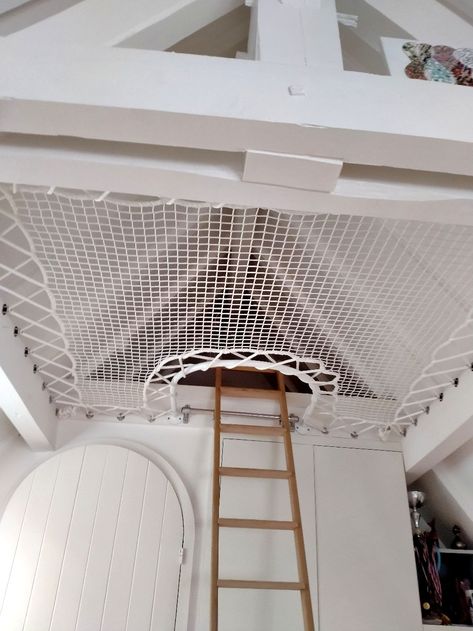 Installing a loft net: the different frameworks - LoftNets Net Loft In House, Cargo Net Loft, Loft Nets Indoor, Sleeping Loft Low Ceiling, Rope Loft, Loft Net, Net Ceiling, Loft Playroom, Attic Loft