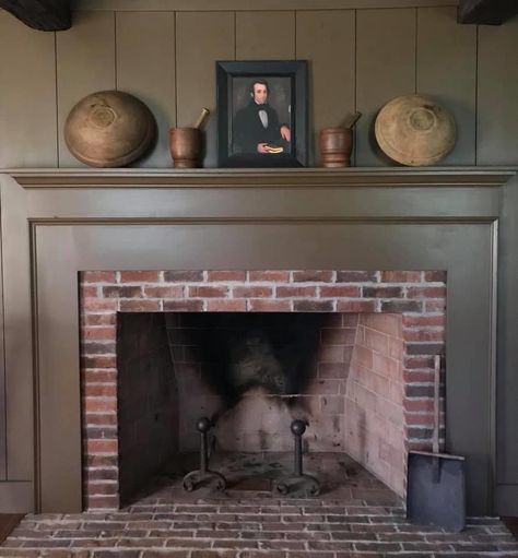 Colonial Fireplace, Primitive Fireplace, Mantle Design, Library Living Room, House Redesign, Living Room Design Inspiration, Colonial Decor, Diy Fireplace, Home Fireplace