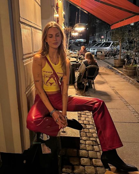 Rockstar Girlfriend Outfit 90s, Gay Club Outfit, Rockstar Girlfriend Outfit, Anna Winck, Going Out Outfits Night Club, Night Out Outfit Clubwear, Outfit Night Club, Go Out Outfit Night, Red Leather Pants