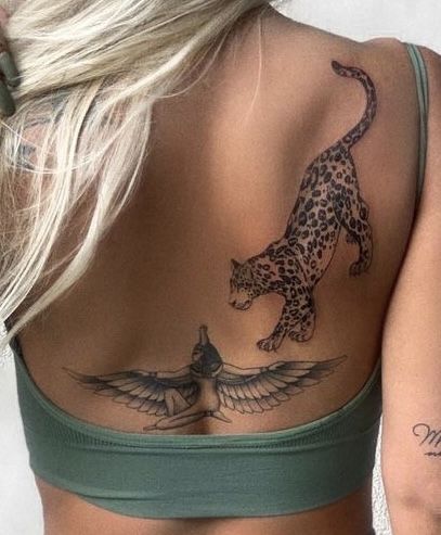 Leopard Back Tattoo, Leopard Tattoo Design For Women, Leapord Tattoo, Tattoo Near Crotch, Tattoos Giraffe, Scapula Tattoo, Classy Tattoos For Women, Leopard Tattoo, Cute Simple Tattoos