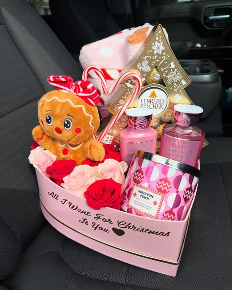 burr basket Kids Christmas Basket Ideas, Christmas Basket For Best Friend, Best Friend Christmas Basket, Christmas Gift Basket Ideas For Women, Burr Basket, Mini Gifts, Diy Best Friend Gifts, Christmas Scented Candles, Luxury Flower Bouquets