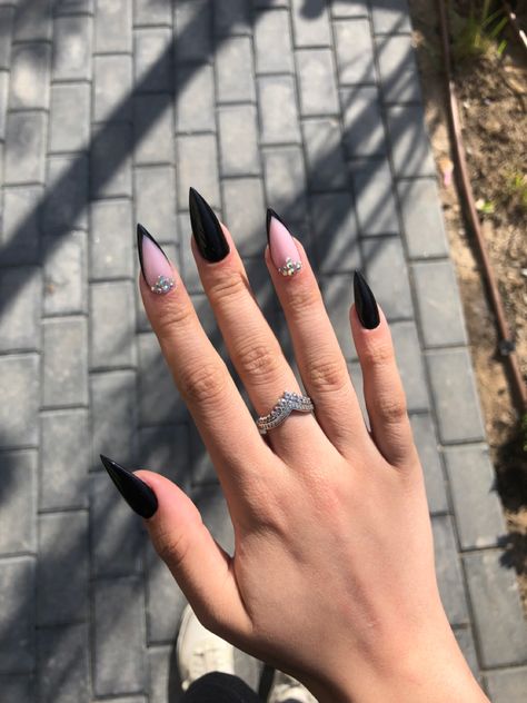 Black Nails Acrylic Short Stilettos, Stilleto French Nails Black, Cute Nails Pointy, Pointed Black Nails, Matte Black Stilleto Nails Designs, Long Nails Black Design, Simple Jewel Nail Designs, Medium Stilleto Nails French Tip, Pointed French Nails