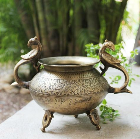 theindianweave on Instagram: "Vintage brass pot with exquisite floral engraving handcrafted by artisans from the South of India and adorned with majestic peacock handles…" Floral Engraving, Beauty And Grace, Brass Pot, Morning Images, The South, Vintage Brass, Handles, Statue, Brass