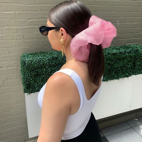 Room Shop Vintage, a new vintage and sustainable showroom in Philadelphia, is behind the huge organza scrunchies taking over Instagram. Big Scrunchies Diy, Huge Scrunchies, Big Scrunchies, Scrunchies Diy, Idea Photo, The New Wave, Summer Instagram, Sewing Projects For Beginners, Hair Game