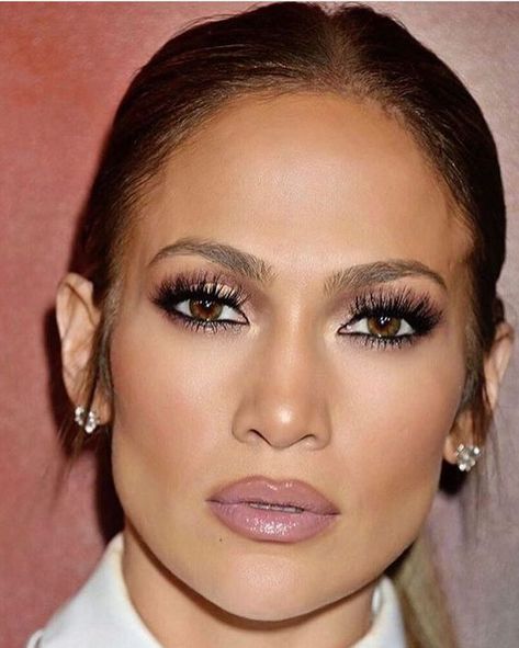 We could not forget J.Lo's gorgeous lashes  - eyeshadow look - makeup look Jlo Short Hair, Jennifer Lopez Short Hair, Jlo Makeup, Jennifer Lopez Makeup, Chrome Designs, Nails Chrome, Celebrity Makeup, Chrome Nails, All Things Beauty