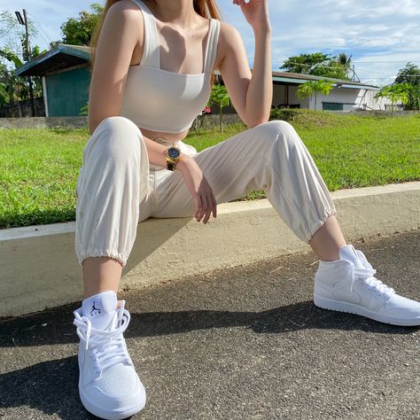 Jordan 1 White Outfit, White Jordans Outfit, All White Jordan 1, Jordan 1 Mid Triple White, Air Jordan 1 White, Air Jordan 1 Mid White, White Outfits For Women, Jordan 1 Mid White, Jordan Mid