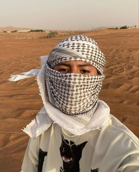 Shemagh Fashion Men, Keffiyeh Men, Turban Outfit, Arabic Aesthetic, Arab Head Scarf, Egypt Outfits, Mask Outfit, Arab Scarf, Middle Eastern Men