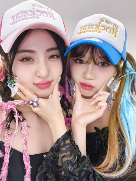 Le Sserafim Duo, Itzy Photoshoot, Kpop Duo, Kpop Duos, Girlfriend Kpop, Duos Icons, Girl's Back, Aesthetic Editing Apps, Beauty Life Hacks Videos