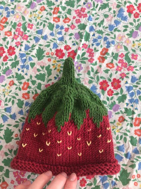 Knit Strawberry Hat, Crochet Fruit Beanie, Crochet Fruit Hat, Strawberry Hat Crochet, Crochet Strawberry Hat, Strawberry Hat, Crochet Kids Hats, Crochet Strawberry, Crochet Fruit