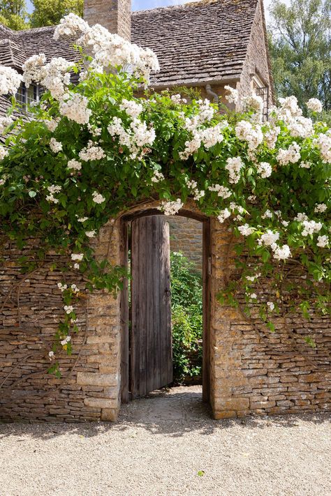 The prettiest Cotswolds villages | CN Traveller Arquitectura Wallpaper, Burford Garden Company, Cotswold Villages, Magic Garden, English Cottage Garden, English Country Gardens, 수채화 그림, French Countryside, Gorgeous Gardens