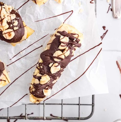 4 Ingredient Banana Snickers Bites Banana Snickers, Snickers Bites, Snickers Recipe, Gluten Free Meal Plan, Chocolate Covered Bananas, Banana Bites, Dairy Free Diet, Classic Candy, Nut Recipes