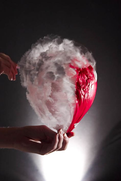 2.high speed balloon photos Slow Motion Photography, Photographie Art Corps, Rauch Fotografie, Movement Photography, Contrast Photography, Shutter Speed Photography, High Speed Photography, Photo Balloons, Shutter Photography