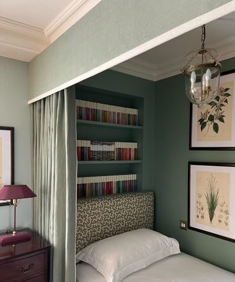 Tor Saer | There’s something just so cosy about a ‘nook’ bed and we were delighted to work with the brilliant @sapphiechichesterltd on this beautiful… | Instagram Bed Nook Ideas, Curtains Pelmet, Nook Bed, Nook Bedroom, Rug Mirror, Alcove Bed, Wall Nook, Bed Valance, Sleeping Nook