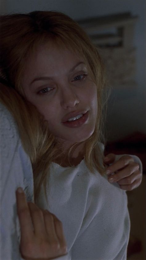 Angelina Jolie Sleeping, Girl Interrupted Aesthetic Wallpaper, Angelina Jolie Aesthetic Wallpaper, Girl Interrupted Wallpaper, Angelina Jolie Wallpaper, Lisa Rowe, Icon Grunge, Bed Picture