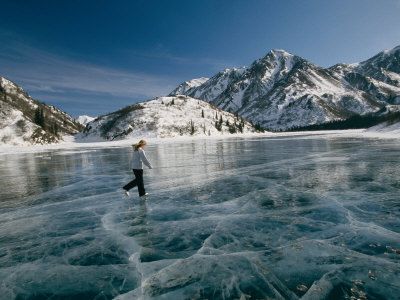 Lake Ice Skating, Ice Skating Outdoors, Frozen Mountain, Vintage Ice Skating, Ice Lake, Frozen Pond, Mountain Aesthetic, Skating Aesthetic, Winter Lake