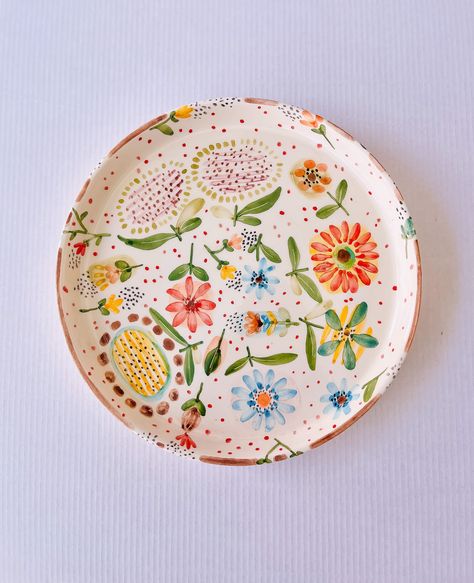 20cm flower-patterned plate Note: Since the products are 100 % handmade, each item will be unique and there may be slight differences in their forms, sizes and drawings. White Kitchen Colourful Accessories, Platter Designs Ceramic, Hand Painted Plates Design, Diy Ceramic Painting Ideas, Handmade Ceramic Plate, Plate Ceramic Painting, Painting Plates Ideas, Floral Pottery Painting, Hand Painted Pottery Plates