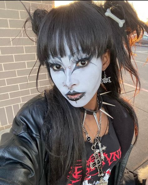 Goth Makeup For Black Women, Emo Makeup Looks Black Women, Goth Makeup On Black Women, Gothic Black Hairstyles, Trad Goth Makeup Dark Skin, Trad Goth Makeup Poc, Gothic Makeup Black Women, Goth Makeup Traditional, Trad Goth Black Women