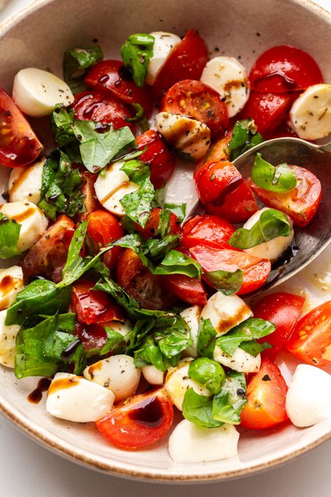 Just because you are on a low FODMAP diet, that doesn’t mean you need to give up caprese salad! Try this gorgeous low FODMAP caprese salad instead. Low Fodmap Potluck Recipes, Fodmap Salad, Fodmap Diet Food Lists, Fodmap Foods, Low Fodmap Diet, Low Fodmap Recipes, Fodmap Diet, Fodmap Recipes, Potluck Recipes