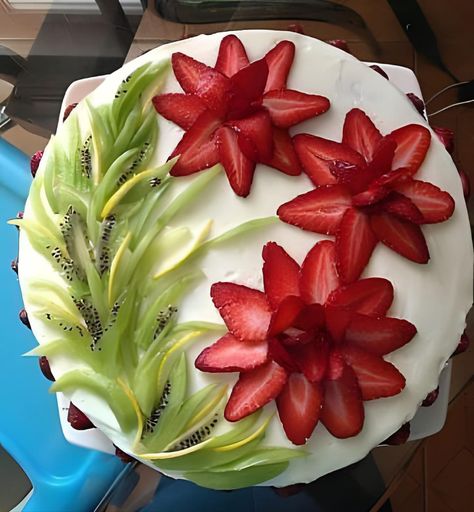 Fruit Decorated Cake, Cake Decorated With Fruit, Deco Fruit, Decorações Com Comidas, Amazing Food Decoration, Edible Arrangements, Fruit Decorations, Easy Cake Decorating, Easy Food Art