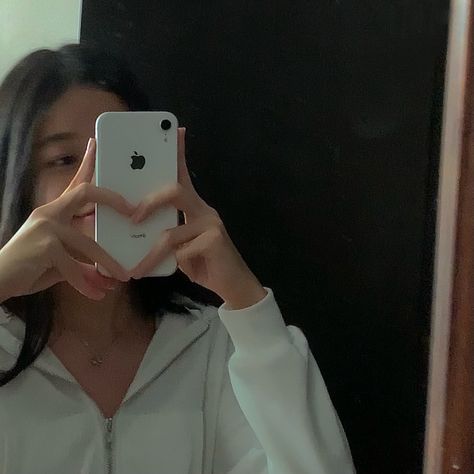 aesthetic heart pose with fingers mirror selfie Iphone Mirror Selfie, Heart Pose, Aesthetic Selfies, Iphone Selfie, Aesthetic Heart, Graffiti Wallpaper Iphone, Girls Mirror, How To Shade, Mirror Selfie Poses