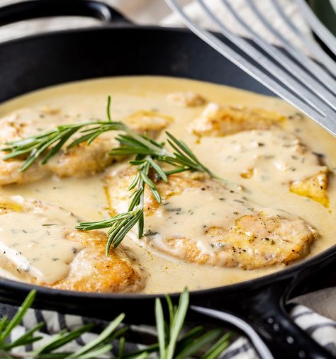 Chicken with creamy rosemary sauce Rosemary Sauce, Creamy Sauce For Chicken, Rosemary Recipes, Recipe For Fall, Creamy Chicken Recipes, Pasta Rice, Easy Chicken Breast, Chicken Breast Recipes Easy, Rosemary Chicken