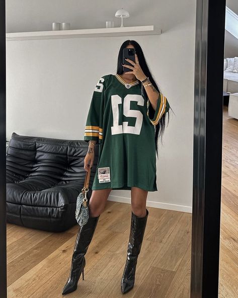 Street Wear Dress Outfits, Sports Party Outfit Women, Basketball Wife Outfit, Nba Wife Outfit, Nfl Game Day Outfit Woman Winter, Cold Nfl Game Outfit, Outfits With Nike Shoes, Casual Sport Outfits, Football Sunday Outfit