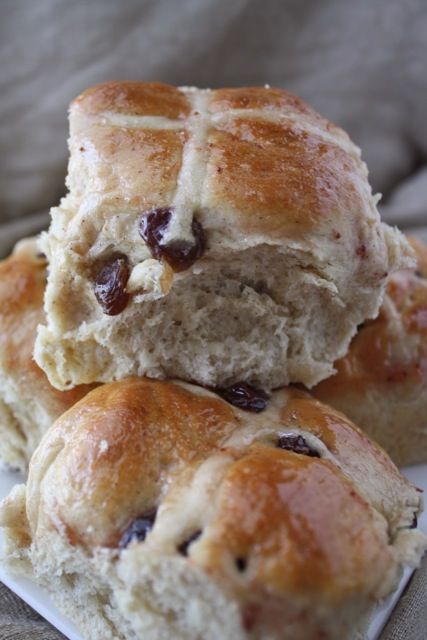 Yeast Buns, Cross Buns Recipe, Hot Cross Buns Recipe, Buns Recipe, Easter Baking, British Baking, Sweet Rolls, Hot Cross Buns, Bread Bun