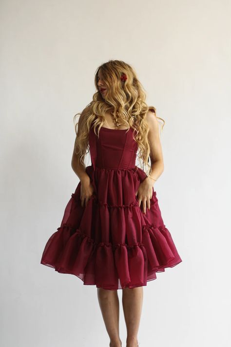 The Siena Dress in Scarlet Red – wildroseandsparrow 50s Style Dresses Vintage, Dark Romantic Dress, Dark Cherry Red Dress, Formla Dresses, Take In Dress, Dresses For Gingers, Romantic Formal Dress, Fall Dresses To Wear To A Wedding, Wedding Red Dress