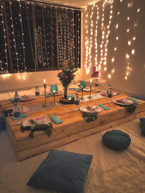 Indoor Dinner Ideas, Birthday Setups At Home, Cozy Birthday Decor At Home, Boho Indoor Party, At Home Concert Ideas, Indoor Picnic Setup Ideas, Cosy Birthday Party Ideas, Cozy Bday Party, Indoor Dinner Party Table Ideas