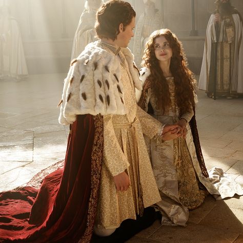 Ruairi O'Connor as Henry VIII, Charlotte Hope as Catherine of Aragon Queens In History, Charlotte Hope, Winter Movies, The Spanish Princess, Spanish Princess, The White Princess, Medieval Aesthetic, Tudor Era, The White Queen