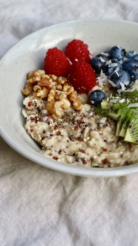 Quinoa Oatmeal Breakfast, Quinoa Porridge Breakfast, Oatmeal Pudding Recipe, Dietician Recipes, Porridge Toppings, Chia Seed Oatmeal, Hot Oats, Postpartum Meal, Quinoa Oatmeal