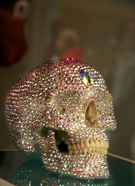 Diamond skull by Dorota Masztak, via Flickr Jeweled Skull Diy, Skull With Jewels, Skull With Crystals, Glitter Skull, Sugar Skull Decor, Cow Skull Decor, Diamond Skull, Crystallized Skull, Skull Crafts